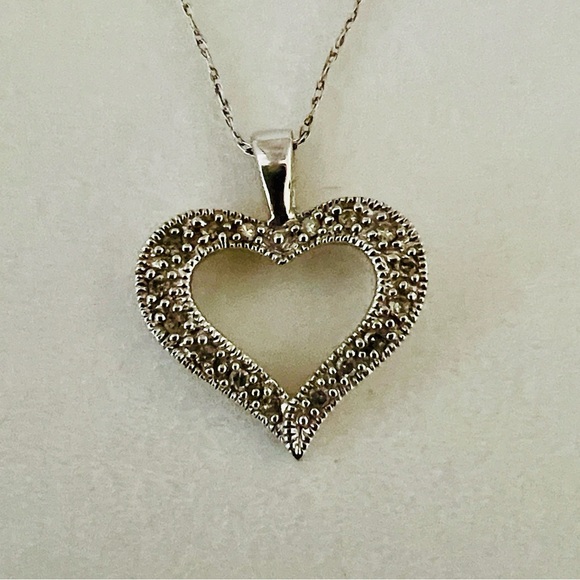 Jewelry - Beautiful Heart~14K White Gold Necklace